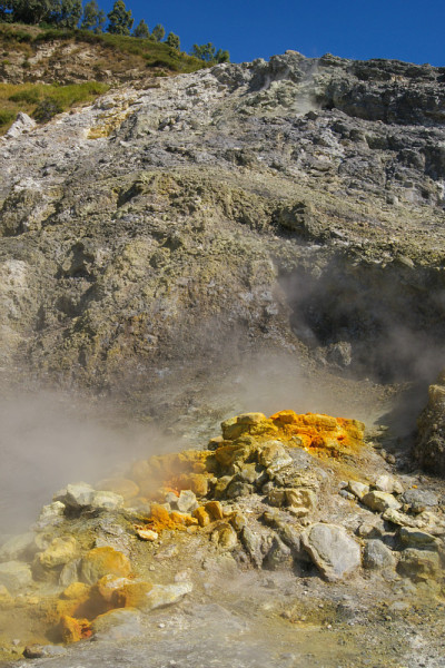 意大利福勒格里安地区索尔法塔拉火山口的火山喷气孔