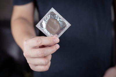 这个男人在酒店里给他的女朋友戴上了避孕套。