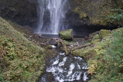Multnomah Falls Pool流向河流