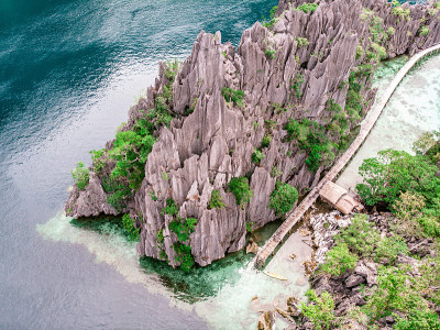 鸟瞰图上的双泻湖天堂岛与尖锐的石灰岩，热带旅游目的地-科伦，巴拉望，菲律宾。