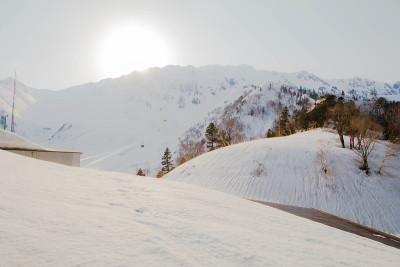 山黑袍高山径雪山墙
