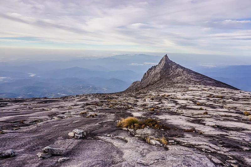 基纳巴卢山的南峰