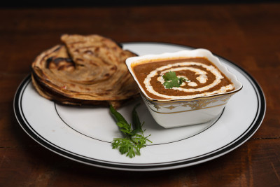 Dal makhani或daal makhni是一种来自旁遮普/印度的受欢迎的食物，用大蒜馕饼或印度