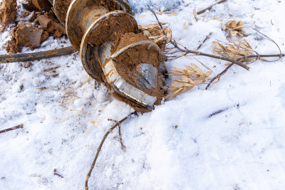 一个地质钻头的尖端躺在雪地里