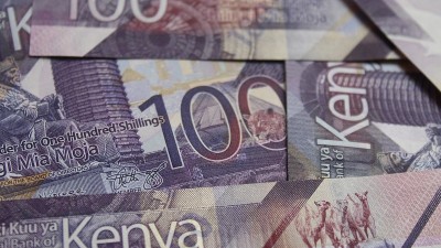 100肯尼亚先令钞票上一堆100先令钞票，俯视。