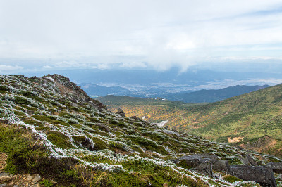 山脉前的冻僵的草地和岩石