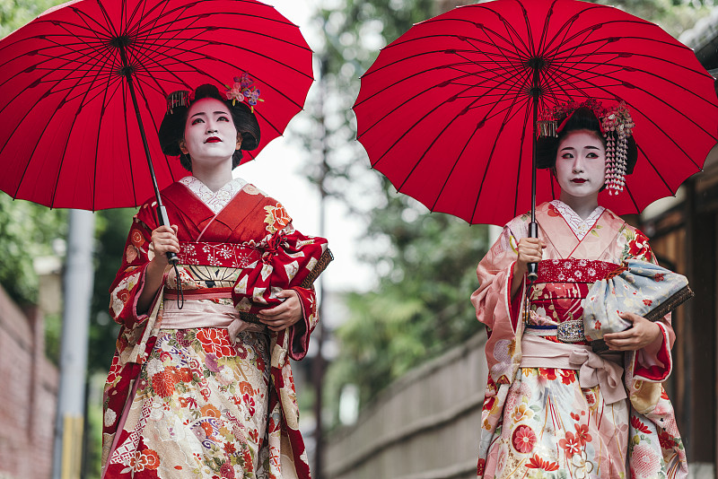 舞妓走在祗园的街道上