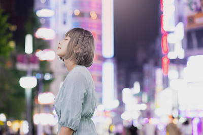 一名年轻女子晚上在东京摆造型