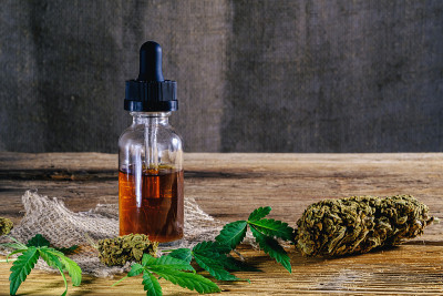 玻璃瓶中草药有机药物CBD浓缩。滴加药。水平的。