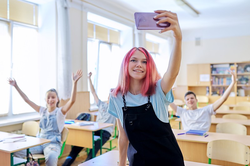 青少年学生在教室里玩得很开心