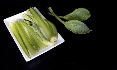 白色的盘子，黑色的背景上切着刚捕获的琉璃苣