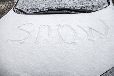 碑文雪，在汽车的引擎盖上，覆盖着雪