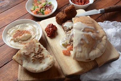 皮塔饼里的炸鹰嘴豆丸子
