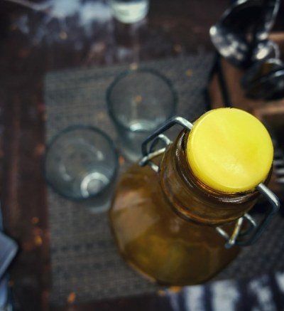 黄色的酒瓶