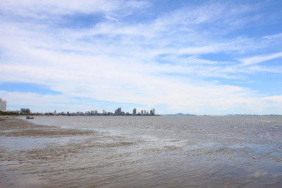 海岸和干水在阳光下的蓝天。