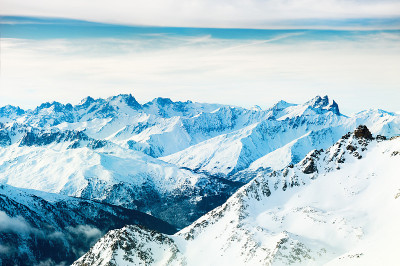 日出时白雪覆盖的阿尔卑斯山全景。