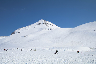 山黑袍高山径雪山墙