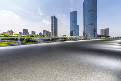 全景天际线和现代商业办公建筑与空的道路，空的混凝土广场地板
