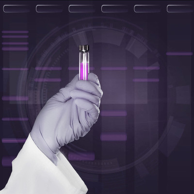 戴着手套的手拿着科学样本