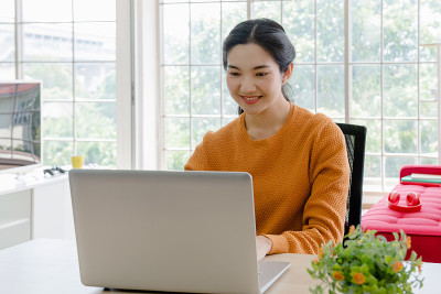 美丽的青少年学生在学习