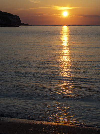 海面上美丽的云景，夕阳的镜头