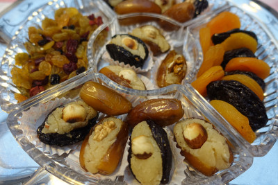 枣和梅干塞满杏仁酱葡萄干坚果甜点自助餐