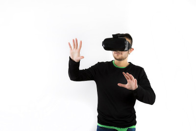 胡子快乐，年轻，漂亮，现代与vr眼镜，享受虚拟现实模拟器