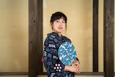 妇女在夏季和服
