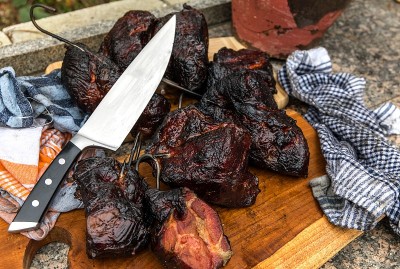 在熏制室里熏肉用烟熏肉的传统方法。不含化学和防腐剂的食物。