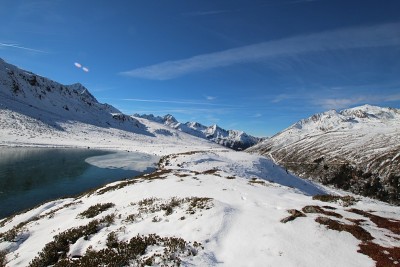 第一次雪，冰和脚印在秋天，山湖，奥地利