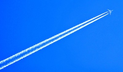 高空飞行的喷气飞机与蒸汽尾迹