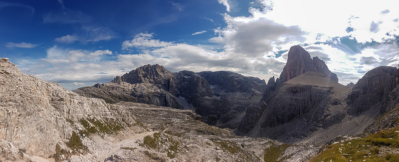 Oberbachernspitze -一个遥远的观点在一个高和荒凉的山峰在意大利白云石。