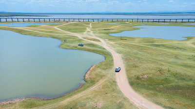 空中看不见的铁路轨道浮动火车桥与白色汽车