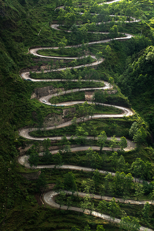 蜿蜒的道路，从高山关隘在贵州，中国。伟大的客场之旅。