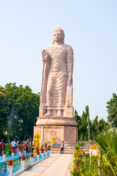 在印度瓦拉纳西萨尔纳特的佛教寺院，佛陀的巨大雕塑