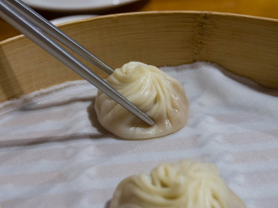 点心，汤圆(小笼包)在木篮子