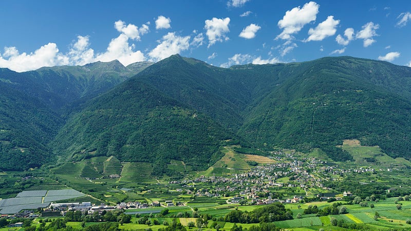 夏季沿阿普里卡山道风景