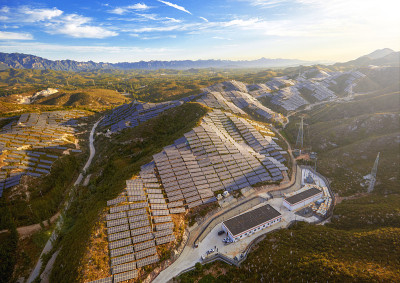 航空摄影山太阳能光伏电池基地