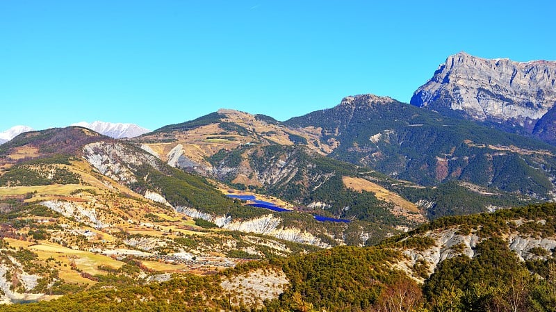 在晴空万里的法国阿尔卑斯山峰上的景色。Ecrins地块