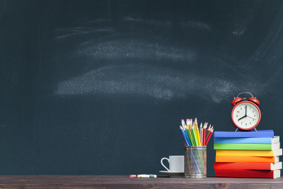 闹钟上的书在学校老师的桌子上