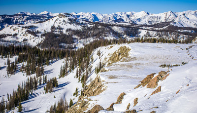 狼溪山口景色冬季仙境覆盖着白雪的落基山脉