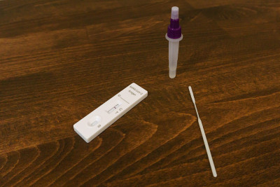 快速Covid-19冠状病毒试纸盒抗体或sars-cov-2病毒分离在棕色木制背景