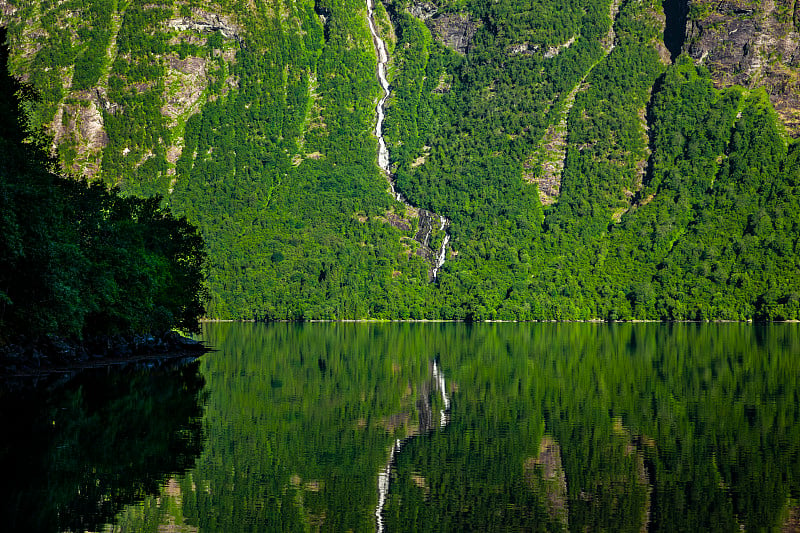 挪威，斯堪的纳维亚半岛的Hjørundfjord