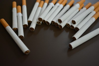 新分解的许多香烟在棕色哑光的背景。