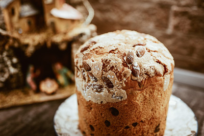 时尚的美食摄影与意大利传统厨房。自制甜蛋糕Pandoro pannetone