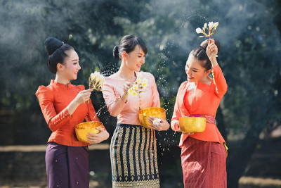 泼水节