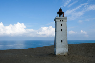 著名的Rubjerg Knude Fyr在沙丘悬崖