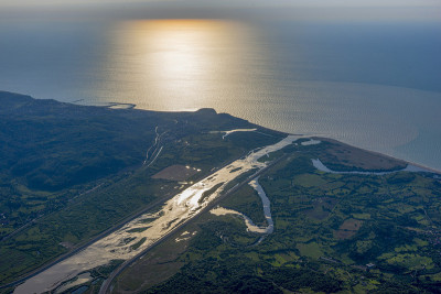 日落时河流入海的地方