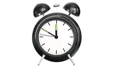 12点前10点-闹钟显示12点前10点-孤立的白色