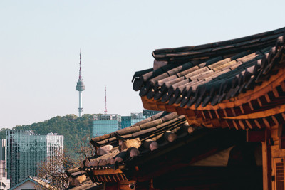 首尔,韩国。观景城市和北川韩屋村与北塔。股票的照片。
